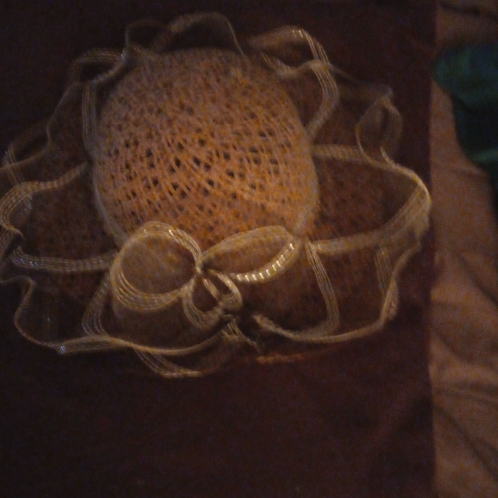 Straw hat, bendable no strap.